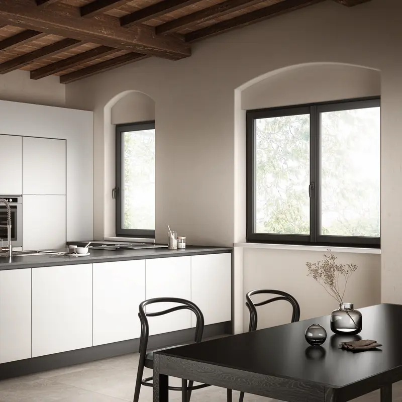 Cucina luminosa con finestre in PVC scuro