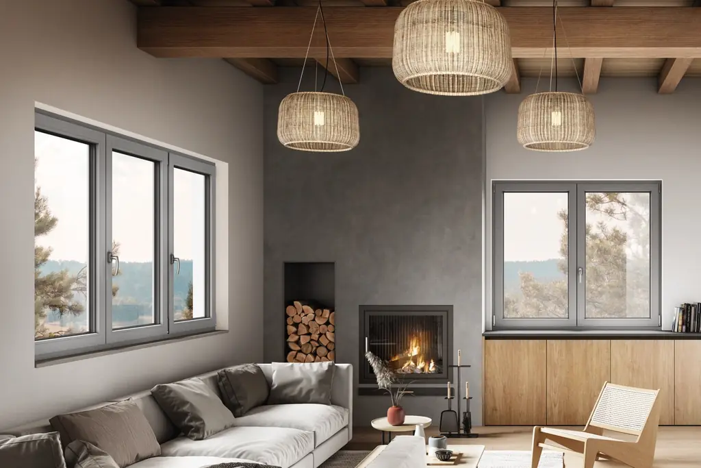 Soggiorno con camino e finestre in PVC grigio che si affacciano sul paesaggio
